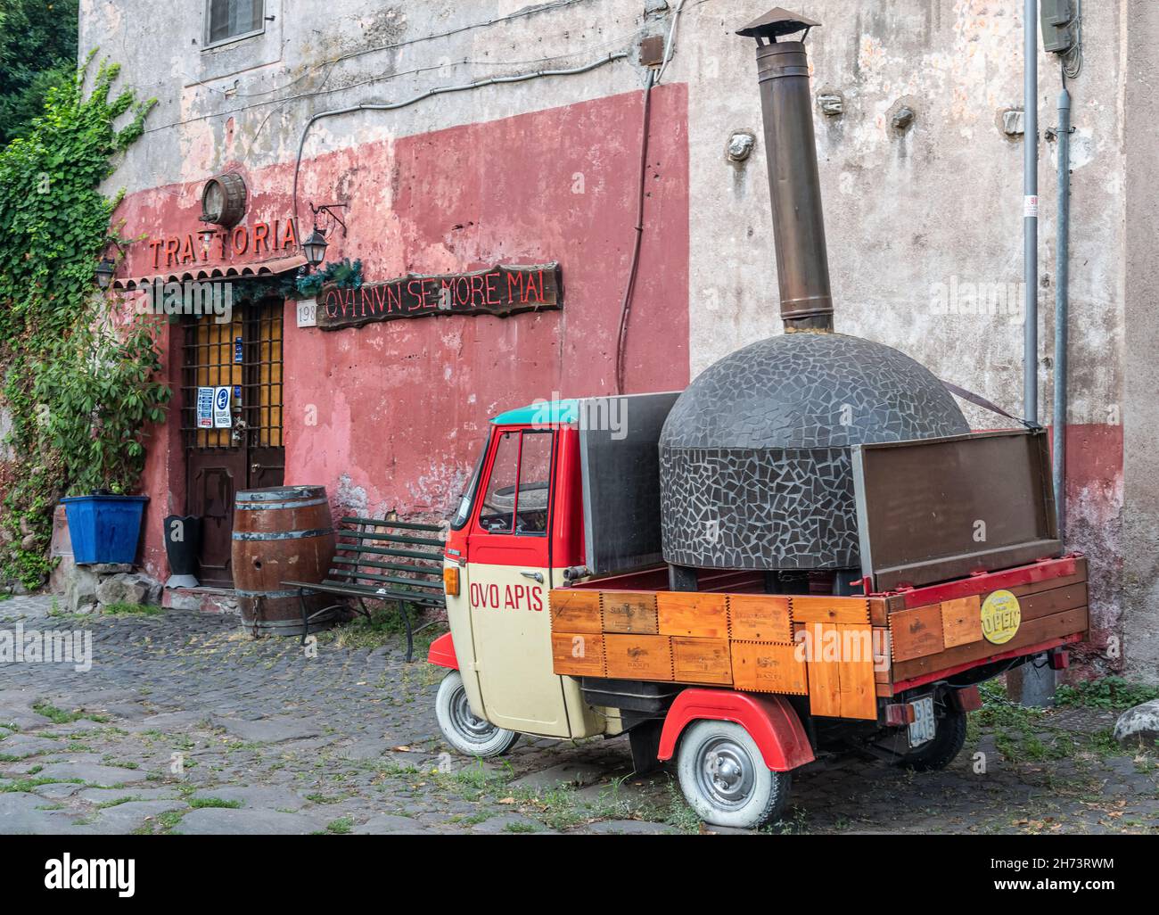 Piaggio APE P501 rouge et jaune à via antica (voie appienne) tôt le matin à rome, Italie Banque D'Images