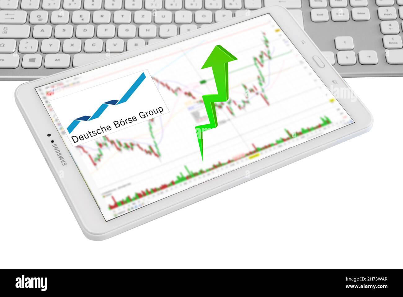Hambourg, Allemagne - novembre 14 2021: Deutsche Börse Group mit logo Tablet Tastatur Aktienmarkt fond blanc Banque D'Images