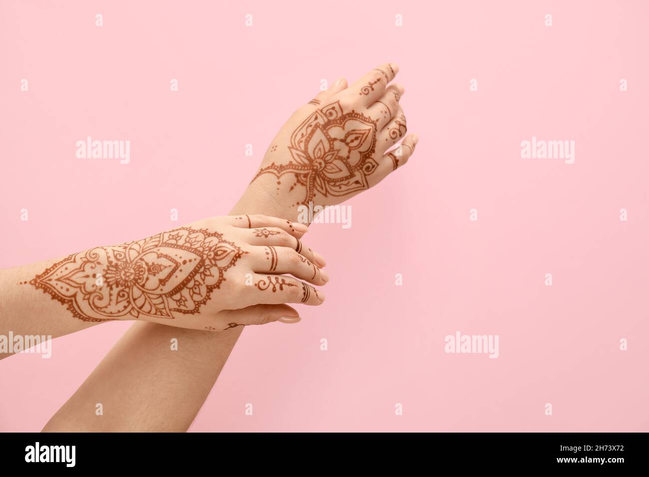 Belles mains femelles avec tatouage au henné sur fond rose Photo Stock -  Alamy