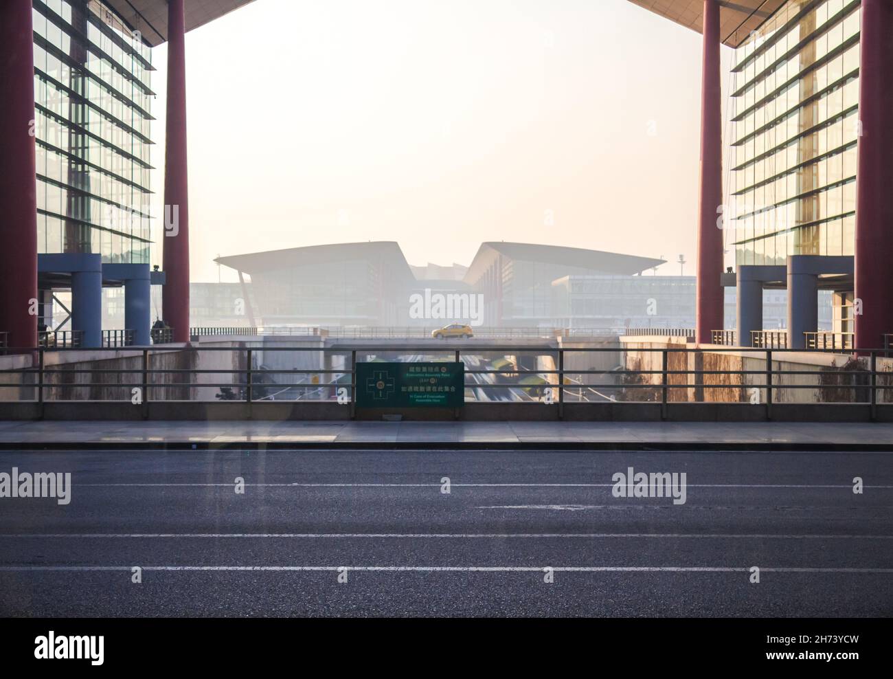 Vue sur le bâtiment principal de l'aéroport.Des taxis traversent le pont Banque D'Images