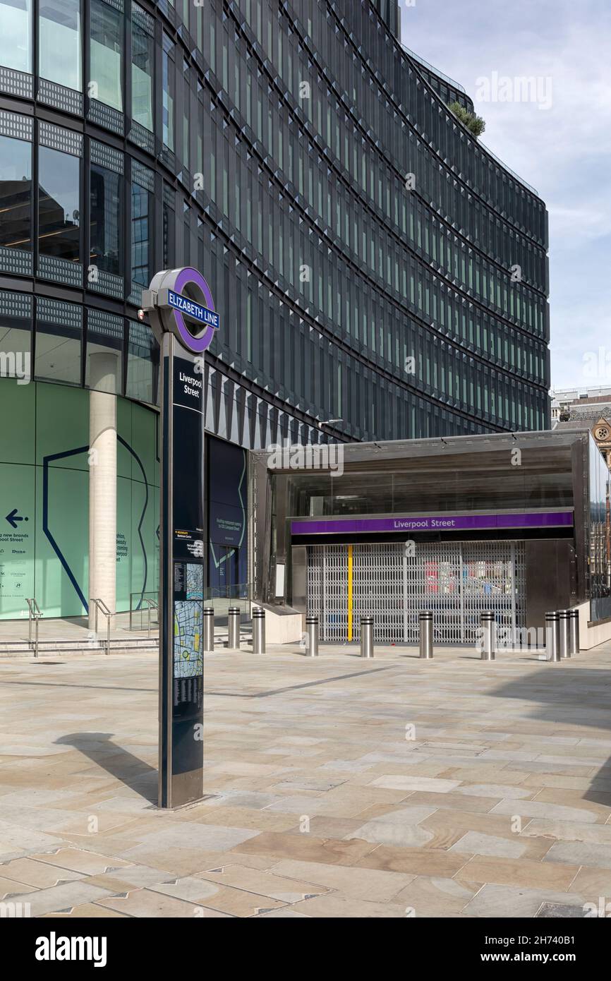 LONDRES, Royaume-Uni - 23 JUILLET 2021 : entrée à la station de métro Elizabeth Line de la rue Liverpool avec volets avant son ouverture Banque D'Images