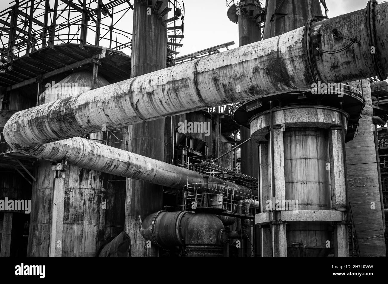 Bâtiments abandonnés d'une usine militaire désaffectée dans la zone artistique Dashanzi 798.District de Chaoyang, Beijing, Chine.Noir et blanc. Banque D'Images