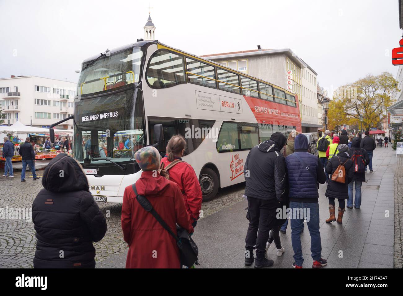 Berlin, Allemagne.20 novembre 2021.De nombreuses personnes font la queue pour se faire vacciner dans un bus de vaccination Malteser Hilfswerk sur la place du marché de Spandau.Credit: Jörg Carstensen/dpa/Alay Live News Banque D'Images