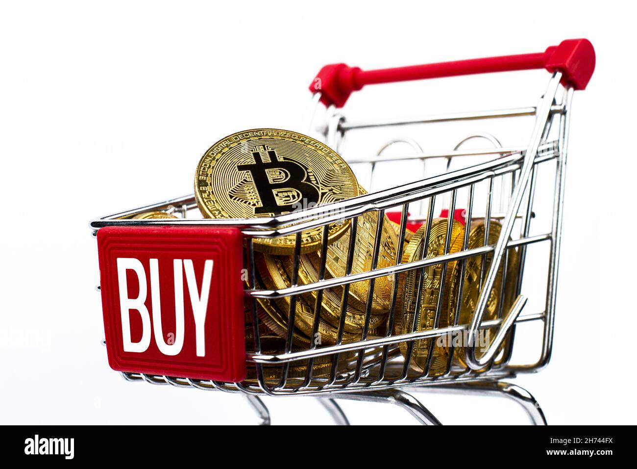 vue latérale gros plan crypto-monnaie concept de panier de marché plein de  pièces de crypto en or bitcoin avec mot acheter écrit sur le front isolé  sur blanc Photo Stock - Alamy