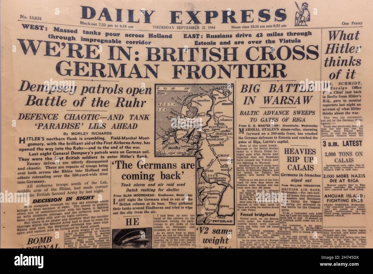 'Nous sommes dans: British Cross German Frontier' titre de la première page du Daily Express le 21 septembre 1944 pendant l'opération Market Garden. Banque D'Images