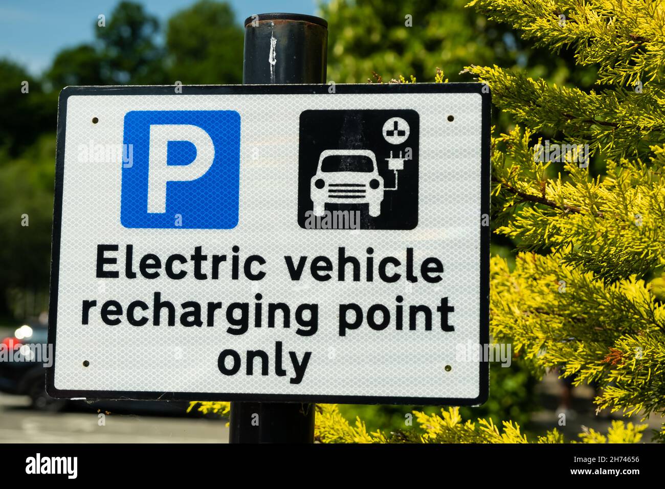 Un panneau indiquant un point de recharge de véhicule électrique ou une place de stationnement dans un parking Banque D'Images