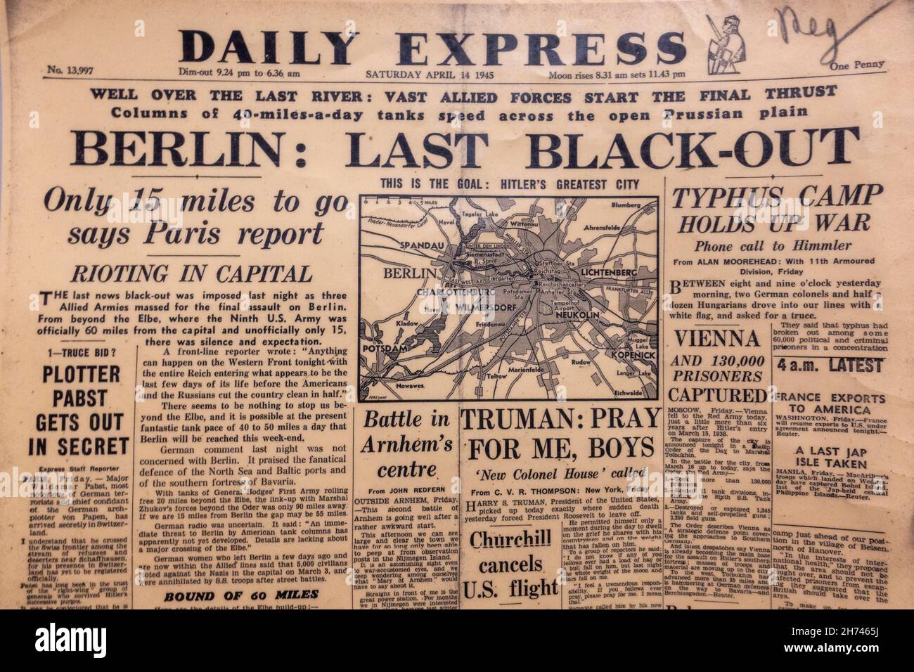 Titre de la première page 'Berlin: Last Black-out' après la prise du pont Remagen, Daily Express, 14th avril 1945. Banque D'Images