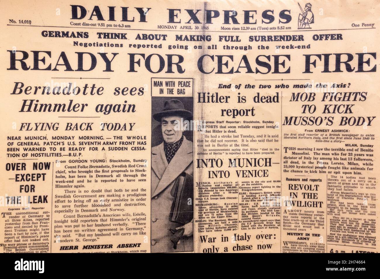 « Ready for cessez-le-feu » en-tête avec un titre latéral, « Hitler is Dead report », Daily Express, 30th avril 1945. Banque D'Images