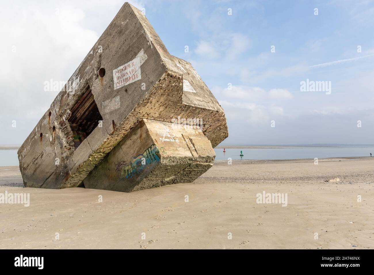Un bunker du mur de l'Atlantique est coincé sur la plage de Hourdel.Baie de somme, France. Banque D'Images