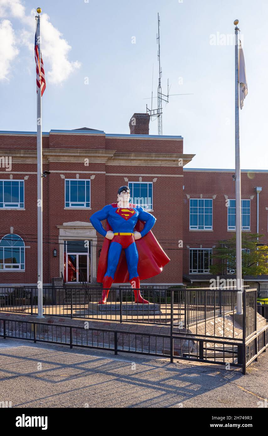 Metropolis, Illinois, États-Unis - 24 août 2021 : palais de justice historique du comté de Massac avec une statue de Superman Banque D'Images