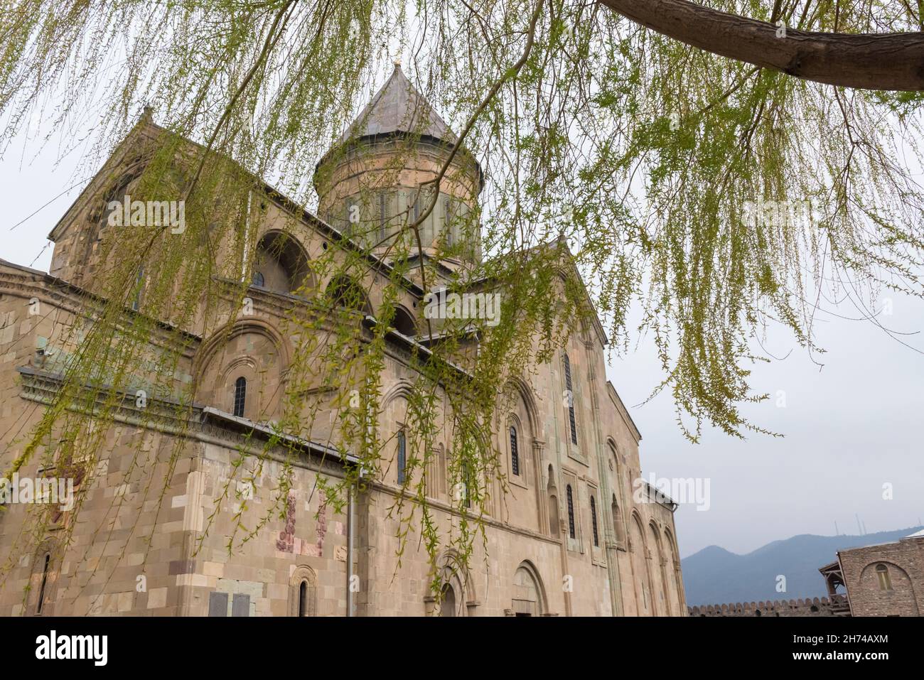 La cathédrale de Svetitskhoveli vue à travers les feuilles vertes d'un arbre.Mtskheta, province de Mtskheta-Mtianeti, Géorgie, Caucase Banque D'Images