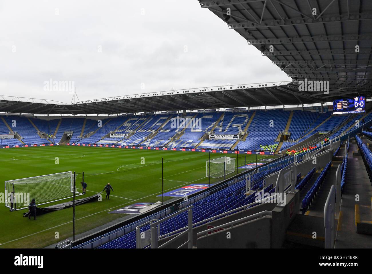 Vue générale à l'intérieur du Select car Leasing Stadium avant le match de championnat Sky Bet entre Reading et Nottingham Forest au Select car Leasing Stadium, Reading le samedi 20 novembre 2021.Crédit : MI News & Sport /Alay Live News Banque D'Images