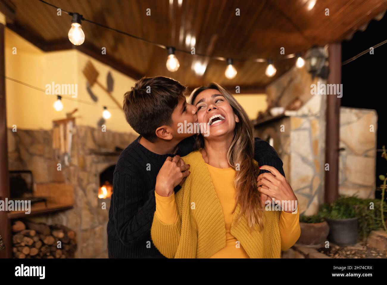 Heureuse souriante mère hispanique ayant un moment tendre avec son fils - famille amour et unité concept Banque D'Images