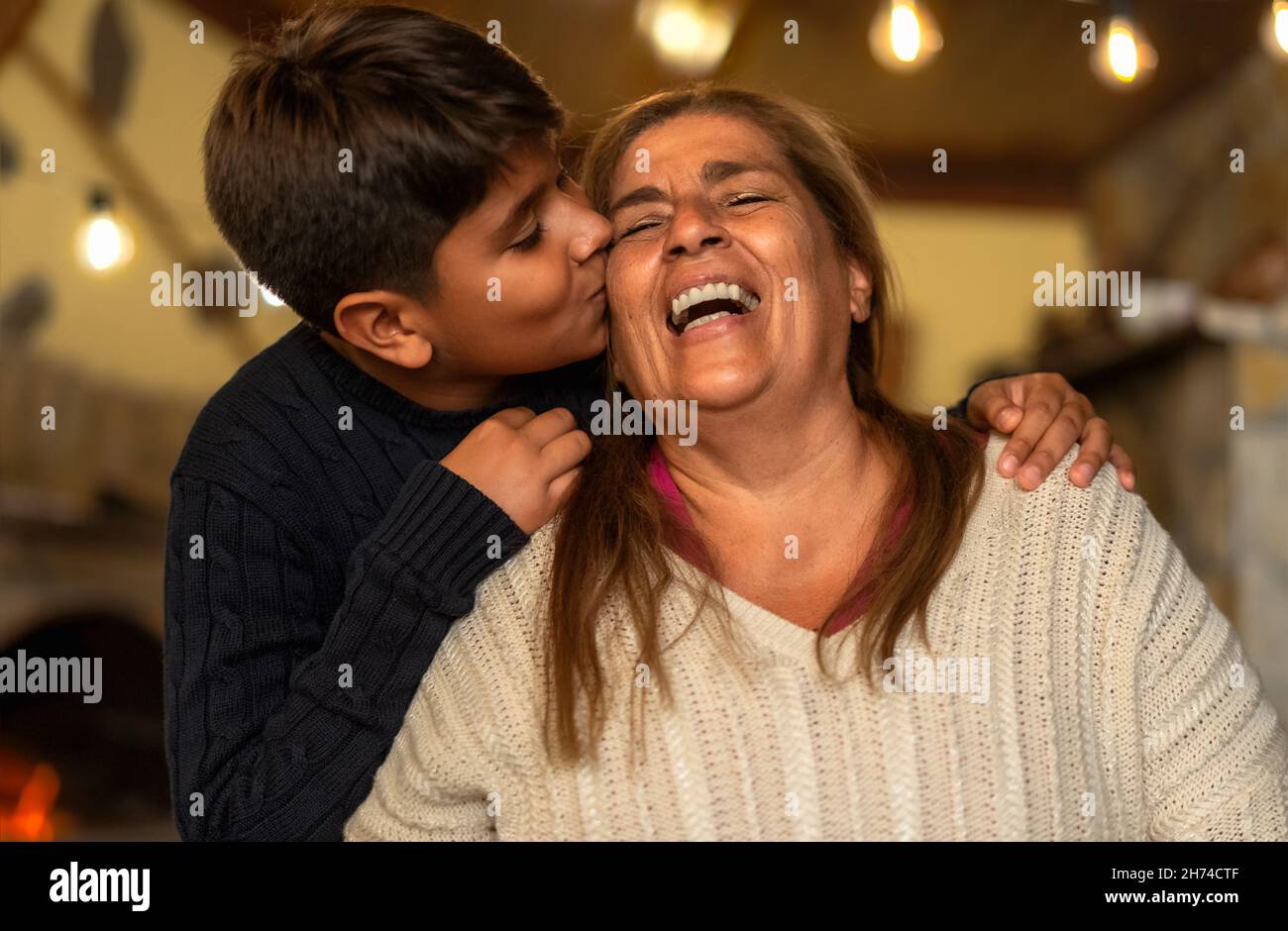 Une grand-mère hispanique souriante et son petit-enfant ont un moment tendre ensemble - l'amour familial et le concept d'unité Banque D'Images
