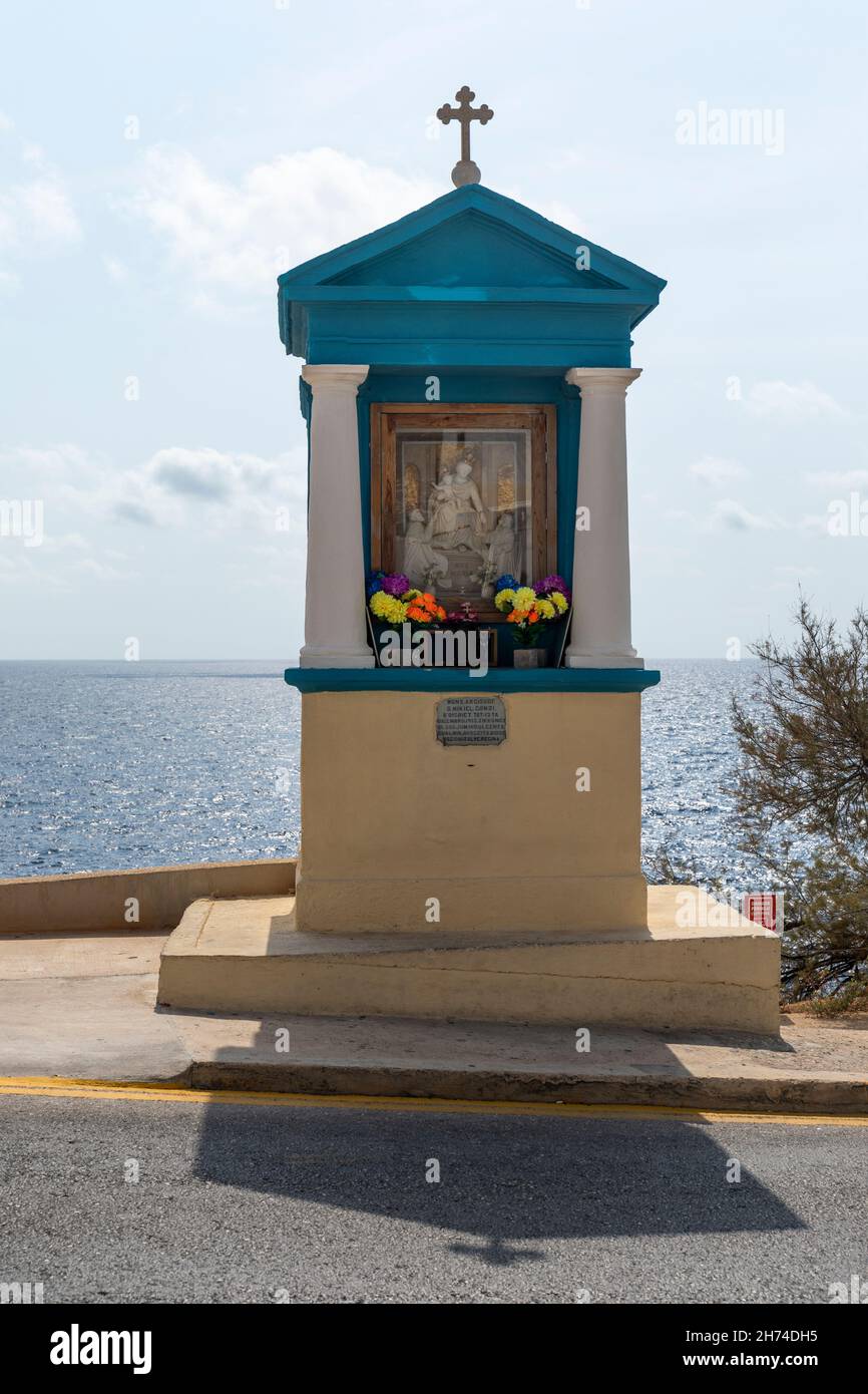 Un sanctuaire en bord de route dédié à notre Dame du Rosaire à Wied iz-Zurrieq Malte, Europe.Prières des pêcheurs. Banque D'Images