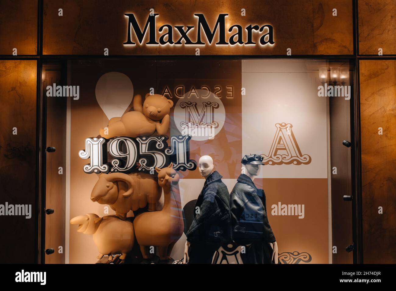 MANNEQUINS MAX MARA dans une vitrine habillée dans une collection hiver tendance et élégante.Manteau et chapeau noirs Banque D'Images