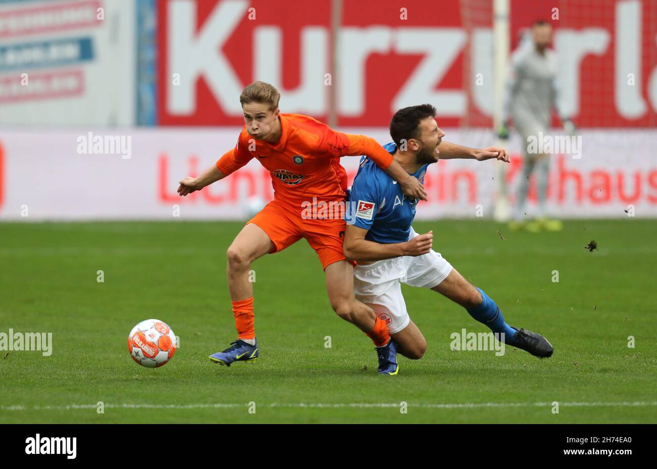 Rostock, Allemagne.20 novembre 2021.Football : 2.Bundesliga, Hansa Rostock - Erzgebirge Aue, Matchday 14, Ostseestadion.Lukas Fröde (r) de Hansa Rostock lutte pour le bal avec Sam Francis Schreck (l) d'Erzegebirge Aue.Credit: Danny Gohlke/dpa - NOTE IMPORTANTE:Conformément aux règlements de la DFL Deutsche Fußball Liga et/ou de la DFB Deutscher Fußball-Bund, il est interdit d'utiliser ou d'avoir utilisé des photos prises dans le stade et/ou du match sous forme de séquences d'images et/ou de séries de photos de type vidéo./dpa/Alay Live News crédit:dpa Picture Alliance/Alay Live News Banque D'Images