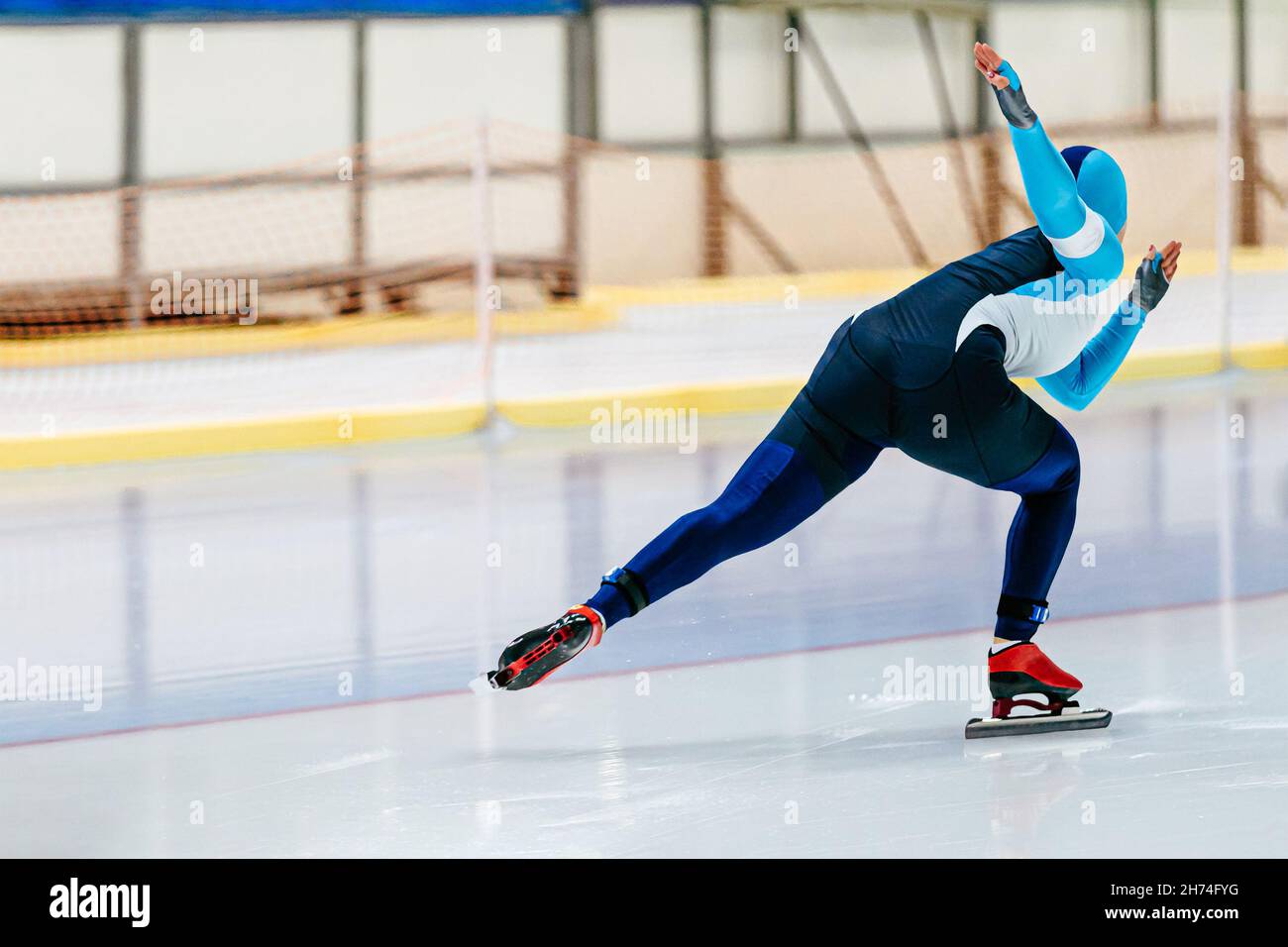 une patineuse féminine est en compétition de patinage de vitesse Banque D'Images