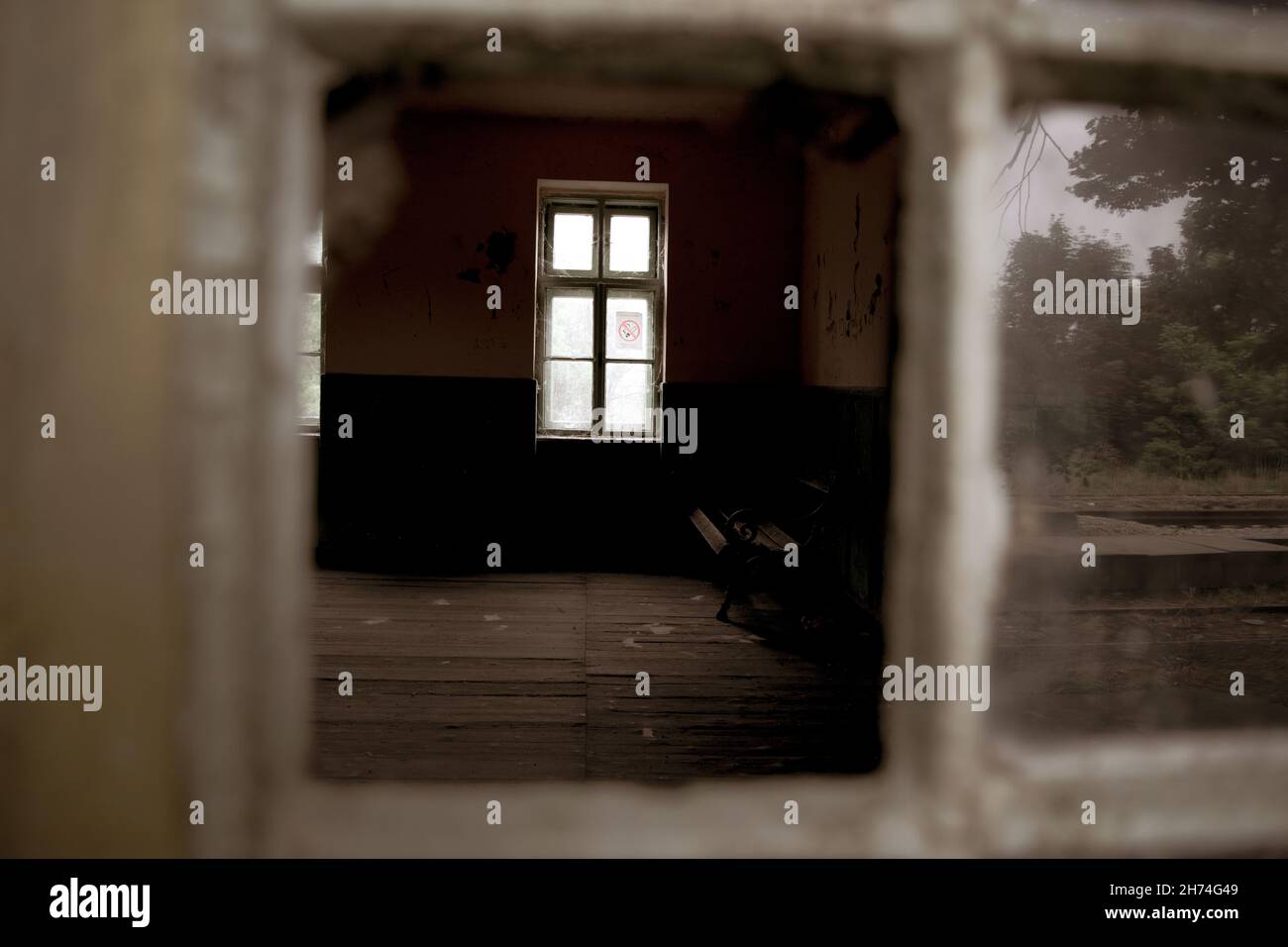 Maison abandonnée par une porte de verre cassée Banque D'Images