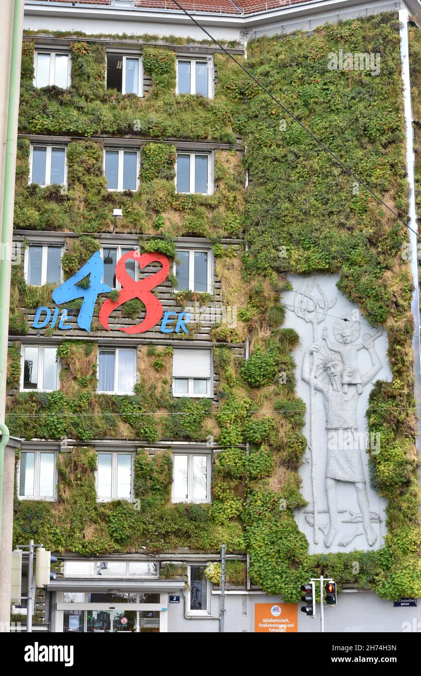 Begrünte Fassade der Magistrasabteilung 48 (Abfallwirtschaft) der Stadt Wien, Österreich, Europa - façade verte de Magistrasabteilung 48 (déchets de mana Banque D'Images