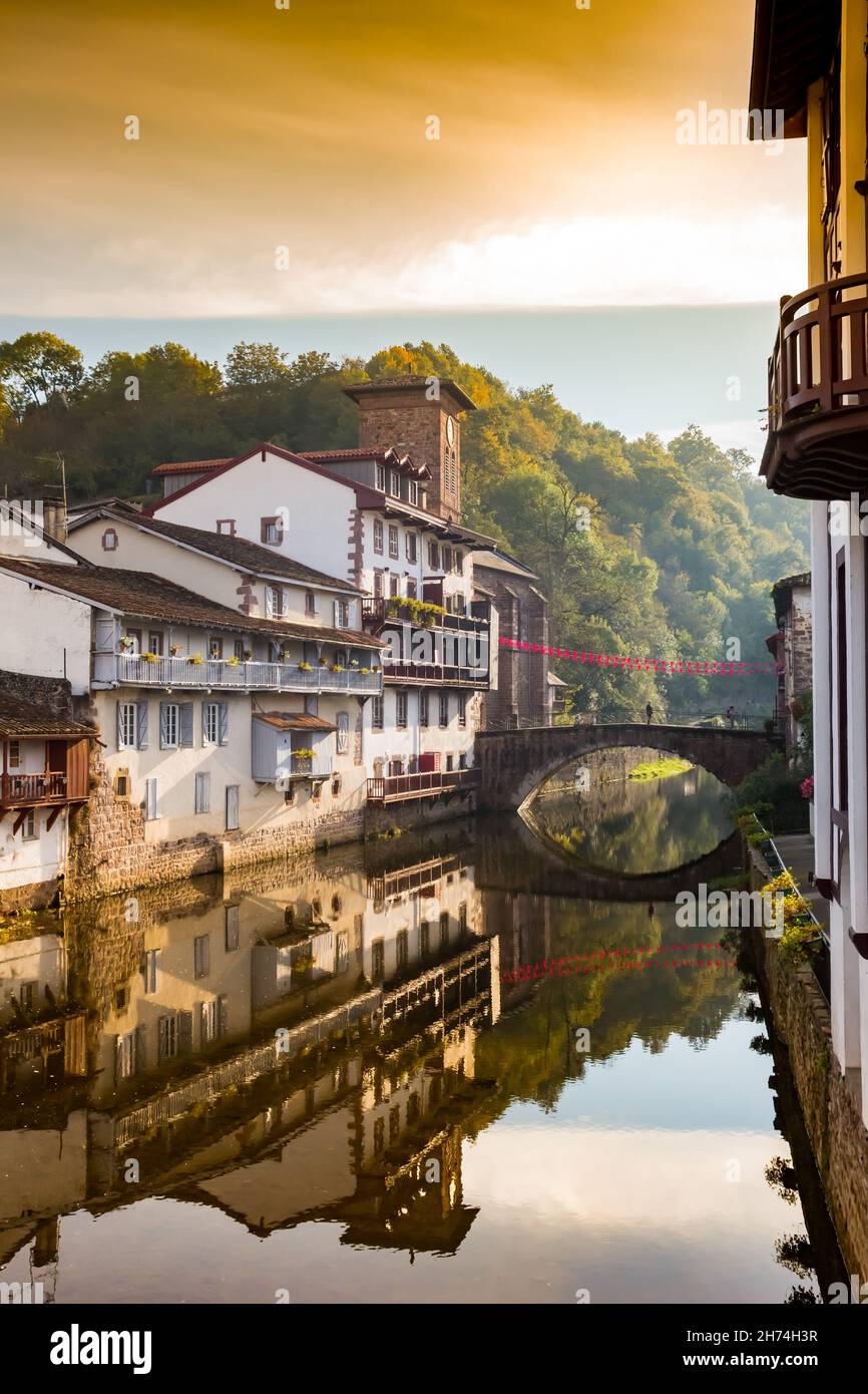 Lumière matinale colorée au-dessus du pont historique de Saint-Jean-pied-de-Port, France Banque D'Images