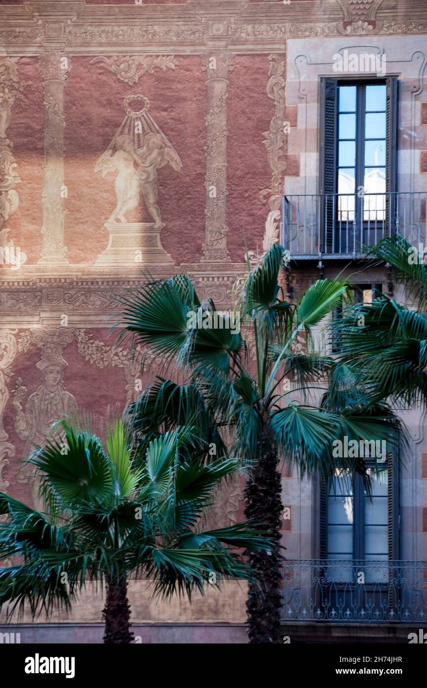 Façade sgraffito de la Casa de la Seda ou Maison de la soie dans le quartier gothique de Barcelone, Espagne. Banque D'Images