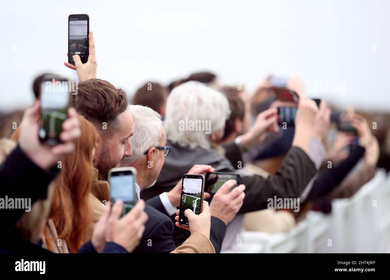Les Racegoers capturent l'action sur leurs smartphones lors du deuxième jour du week-end des courses de novembre à l'hippodrome d'Ascot, dans le Berkshire.Date de la photo: Samedi 20 novembre 2021. Banque D'Images