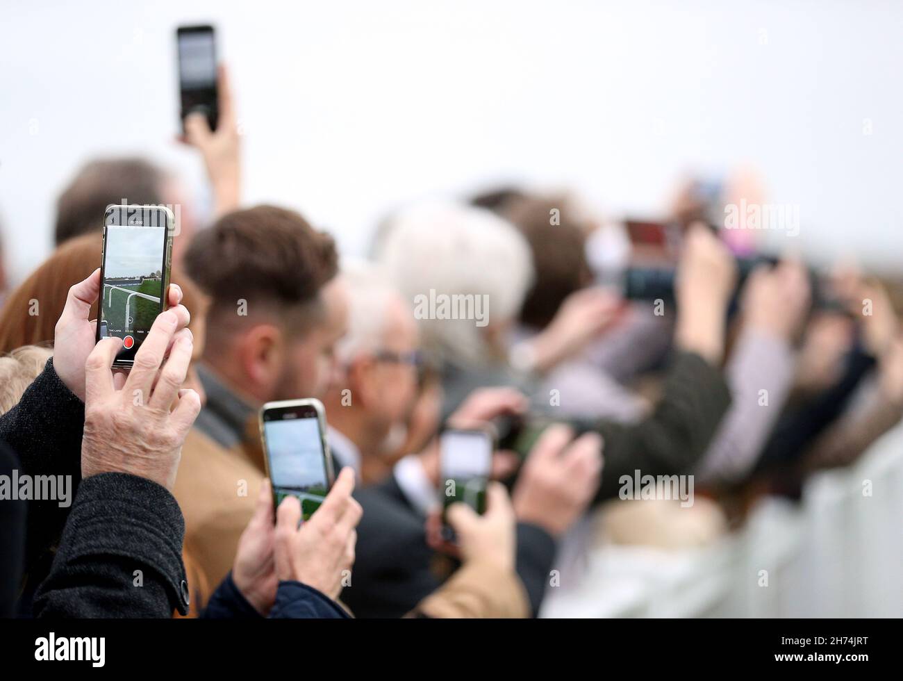 Les Racegoers capturent l'action sur leurs smartphones lors du deuxième jour du week-end des courses de novembre à l'hippodrome d'Ascot, dans le Berkshire.Date de la photo: Samedi 20 novembre 2021. Banque D'Images