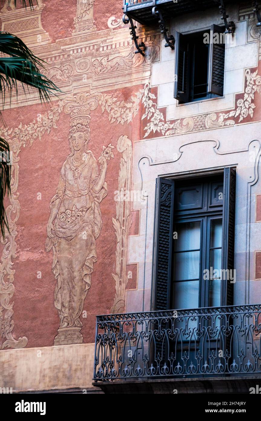 Façade sgraffito de la Casa de la Seda ou Maison de la soie dans le quartier gothique de Barcelone, Espagne. Banque D'Images