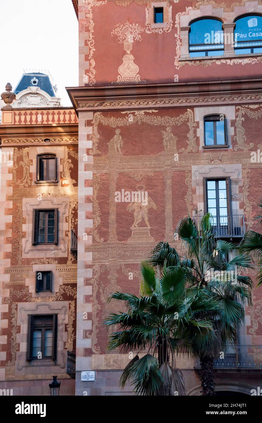 Sgraffito façade la Casa de la Seda ou la Maison de la soie dans le quartier gothique de Barcelone, Espagne. Banque D'Images
