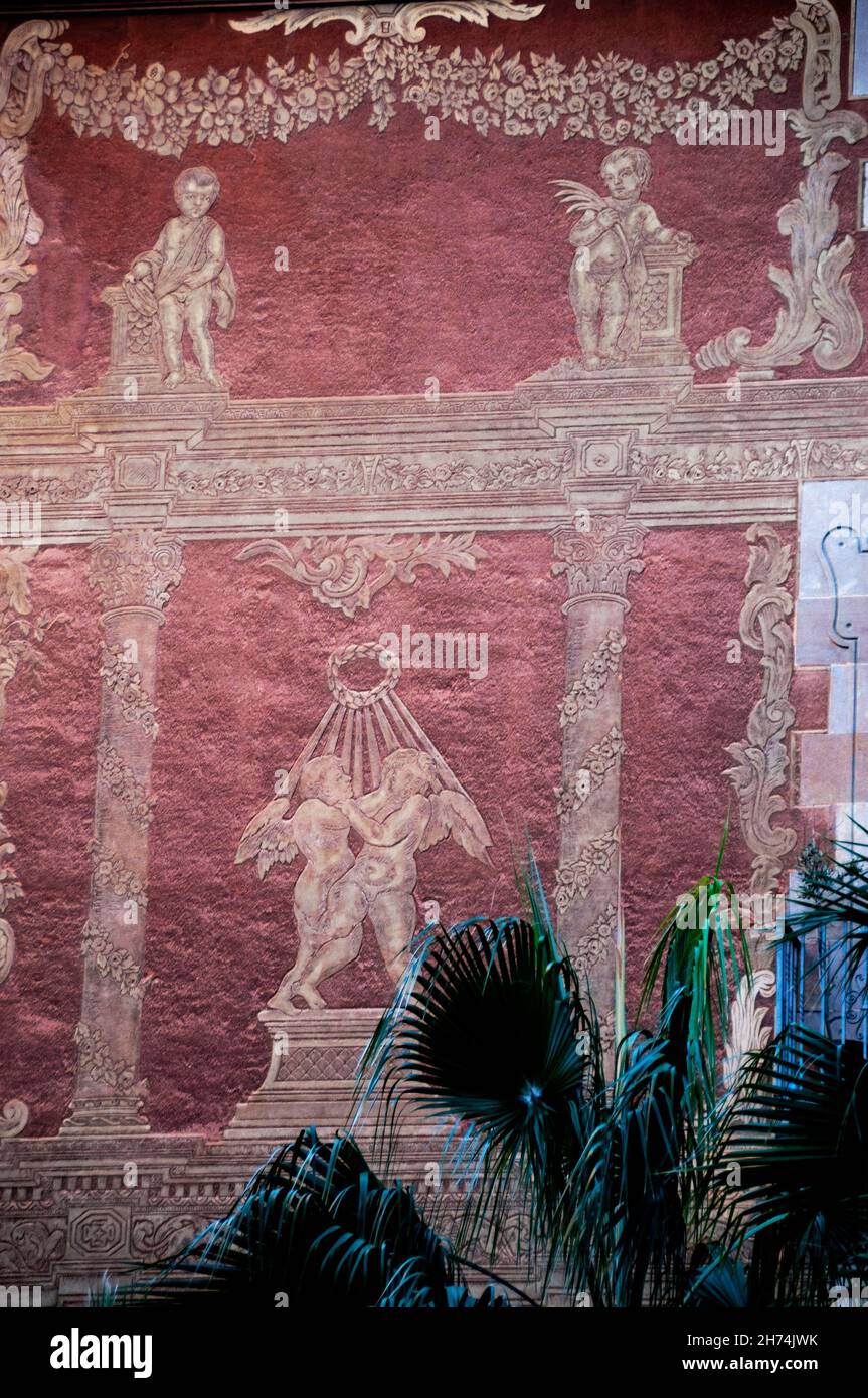 Sgraffito de la Casa de la Seda ou Maison de la soie dans le quartier gothique de Barcelone, Espagne. Banque D'Images