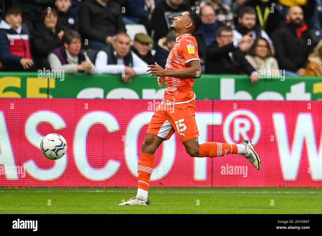 Demi Mitchell #15 de Blackpool vient de faire un appel pour off side Banque D'Images