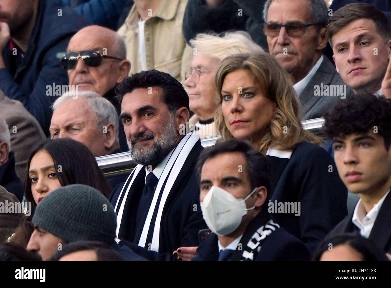 Yasser Al-Rumayyan, président de Newcastle United (au centre à gauche), et Amanda Staveley dans les tribunes du match de la Premier League à St. James' Park, Newcastle upon Tyne.Date de la photo: Samedi 20 novembre 2021. Banque D'Images