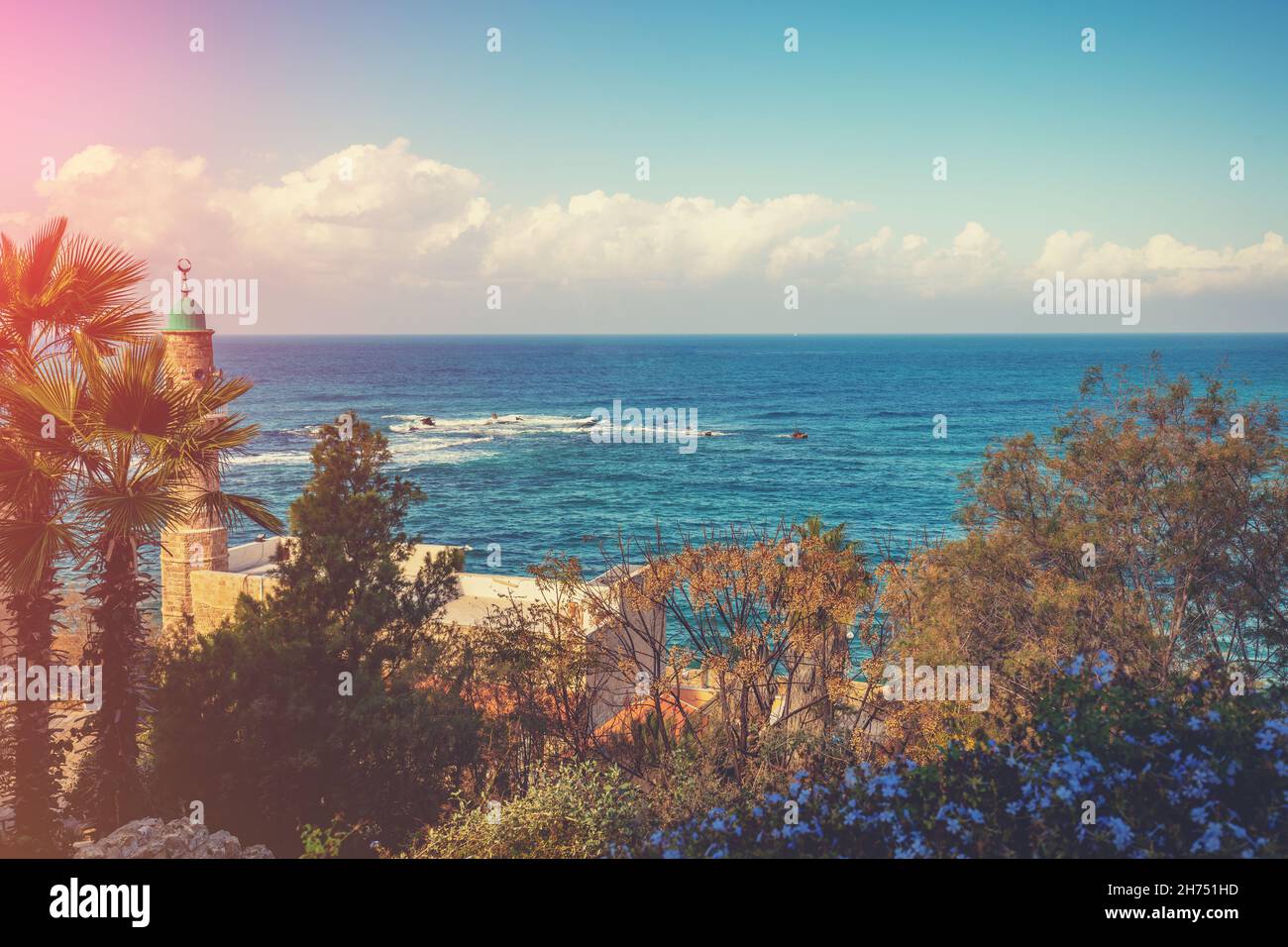 Vue sur la mer et la mosquée Al Bahr depuis la colline de tel Aviv-Jaffa, Israël Banque D'Images