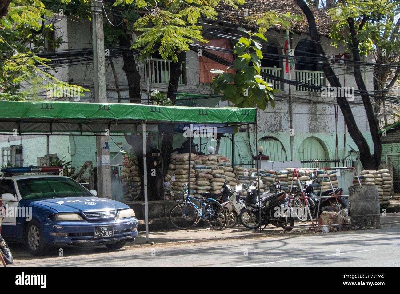 Les forces de sécurité sont vues à l'intérieur d'un bunker à l'entrée d'un poste de police.l'armée du Myanmar est détenue Conseiller d'État du Myanmar Aung San Suu Kyi le 01 février,2021 et a déclaré l'état d'urgence tout en prenant le pouvoir dans le pays pendant un an après avoir perdu l'élection contre la Ligue nationale pour la démocratie (NLD).(Photo par Santosh KRL / SOPA Images / Sipa USA) Banque D'Images