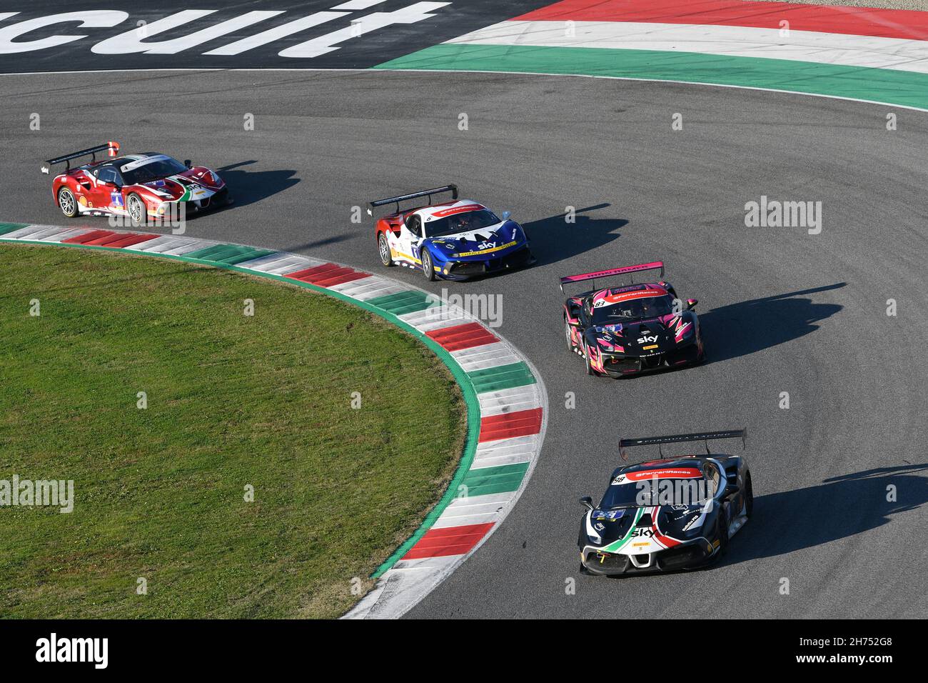 Scarperia, 19 novembre 2021 : course 1 du défi Ferrari Trofeo Pirelli lors des finales du défi Ferrari au Mugello 2021.Italie. Banque D'Images