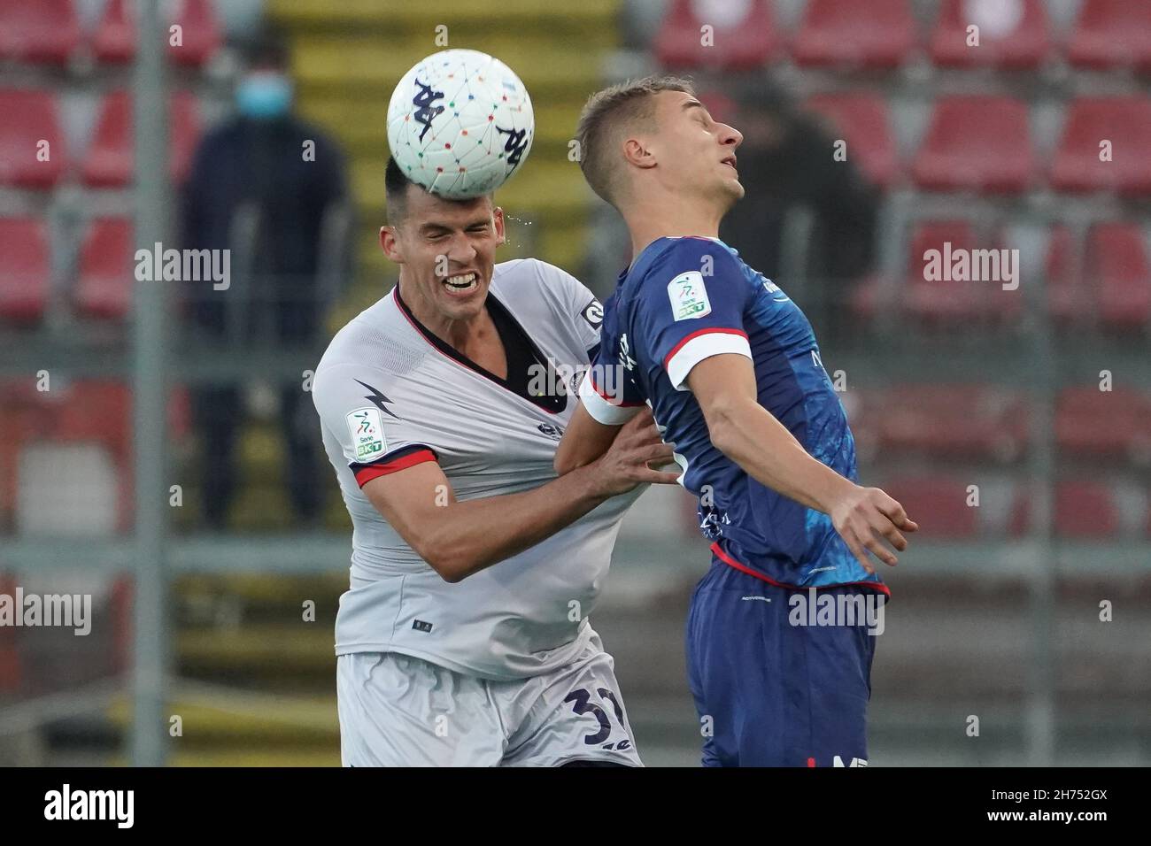 Pérouse, Italie.molina 2021 salvatore (n.17 fc crotone) vs de luca manuel (n.09 perugia calcio) pendant l'AC Perugia vs FC Crotone, Ligue italienne de football BKT à Pérouse, Italie, novembre 20 2021 crédit: Agence de photo indépendante/Alamy Live News Banque D'Images