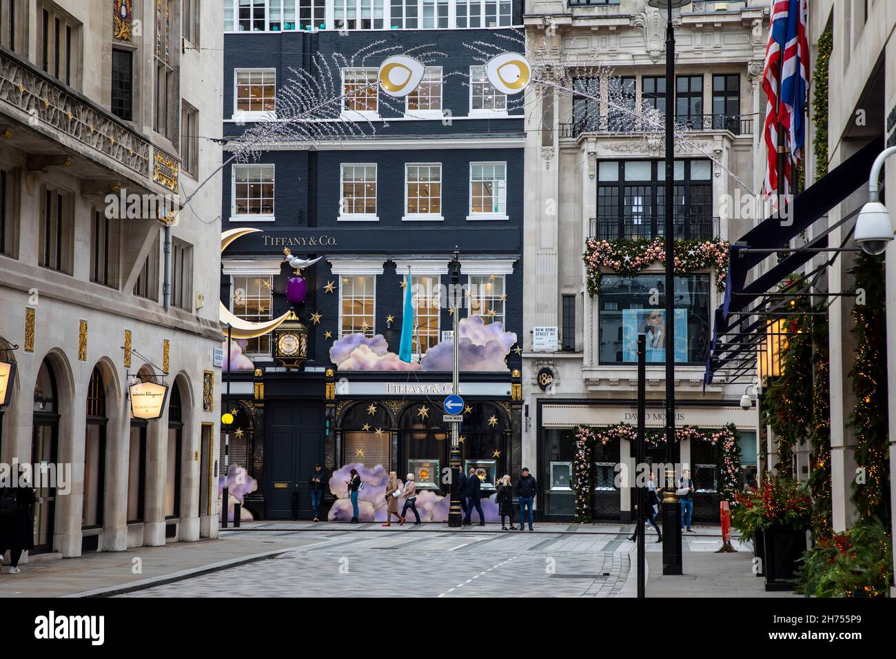 Londres, Royaume-Uni - 20 novembre 2021 : les boutiques sont décorées pour Noël dans un quartier élégant de New Bond Street. Banque D'Images