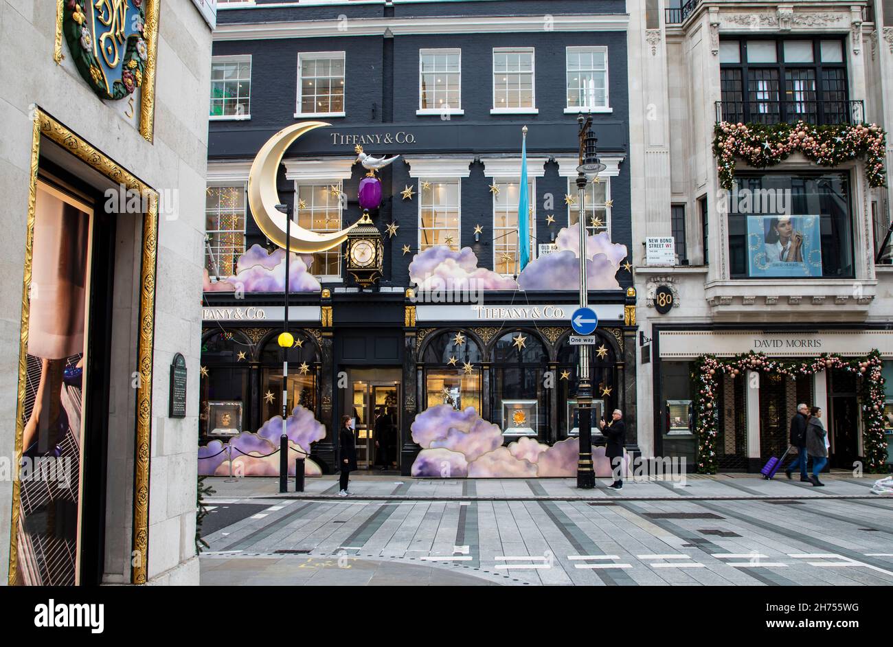 Londres, Royaume-Uni - 20 novembre 2021 : les boutiques sont décorées pour Noël dans un quartier élégant du centre de Londres Banque D'Images