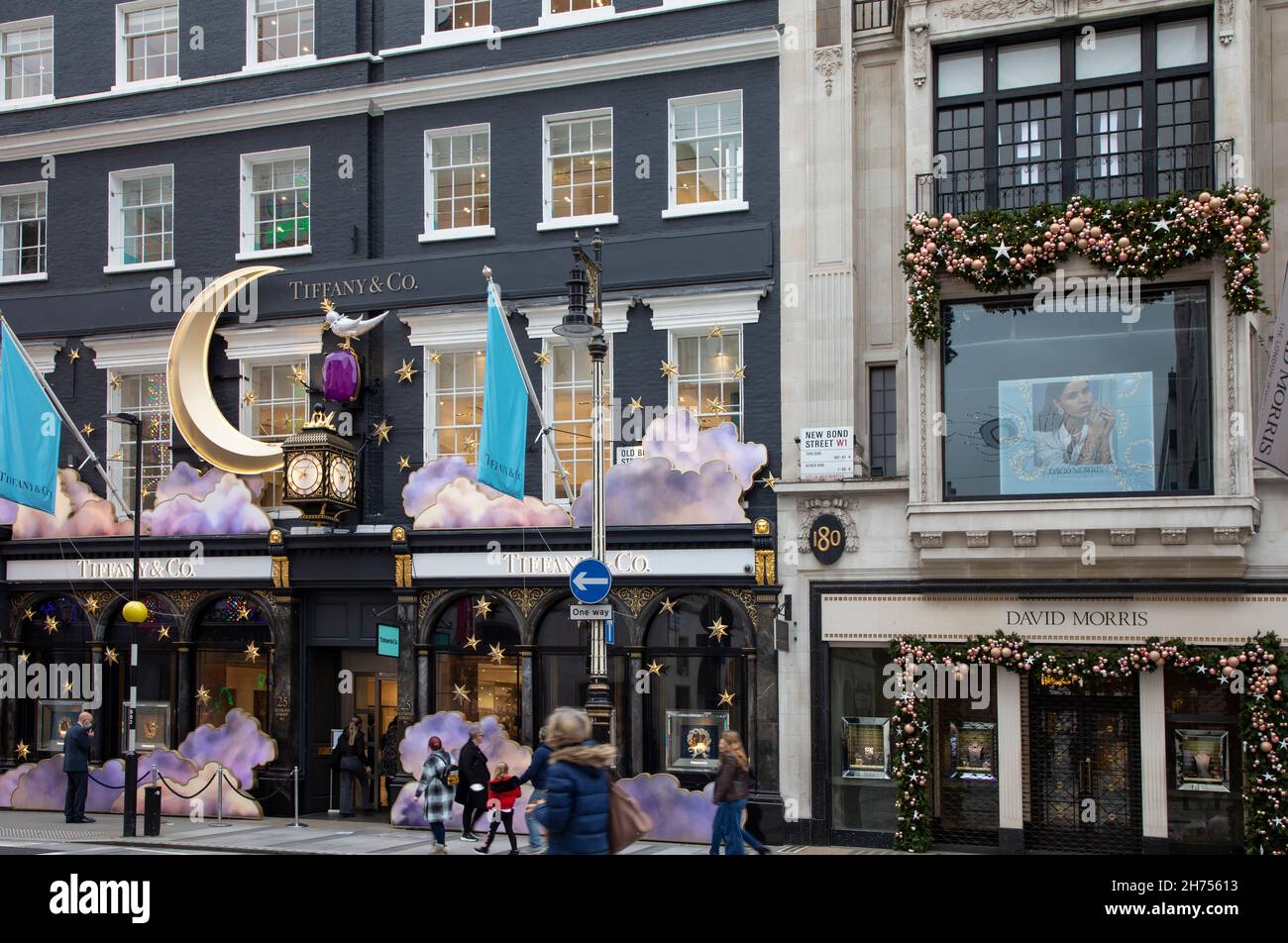 Londres, Royaume-Uni - 20 novembre 2021 : les boutiques sont décorées pour Noël dans un quartier élégant du centre de Londres Banque D'Images