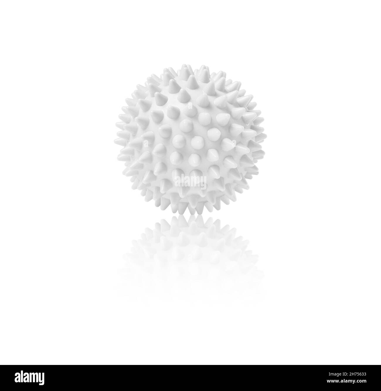Boule de massage épineuse en plastique blanc isolée sur blanc.Concept de physiothérapie ou de conditionnement physique.Gros plan d'une boule en caoutchouc coloré pour les dents de chien sur un blanc Banque D'Images