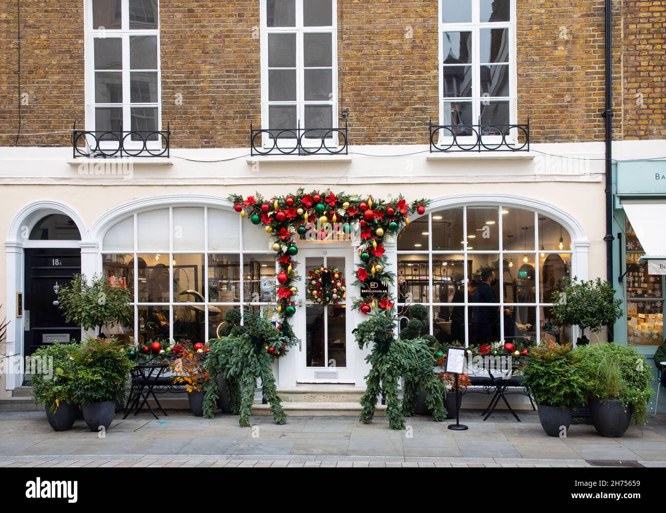 Londres, Royaume-Uni - 20 novembre 2021 : les boutiques sont décorées pour Noël dans un quartier élégant de Belgravia Banque D'Images