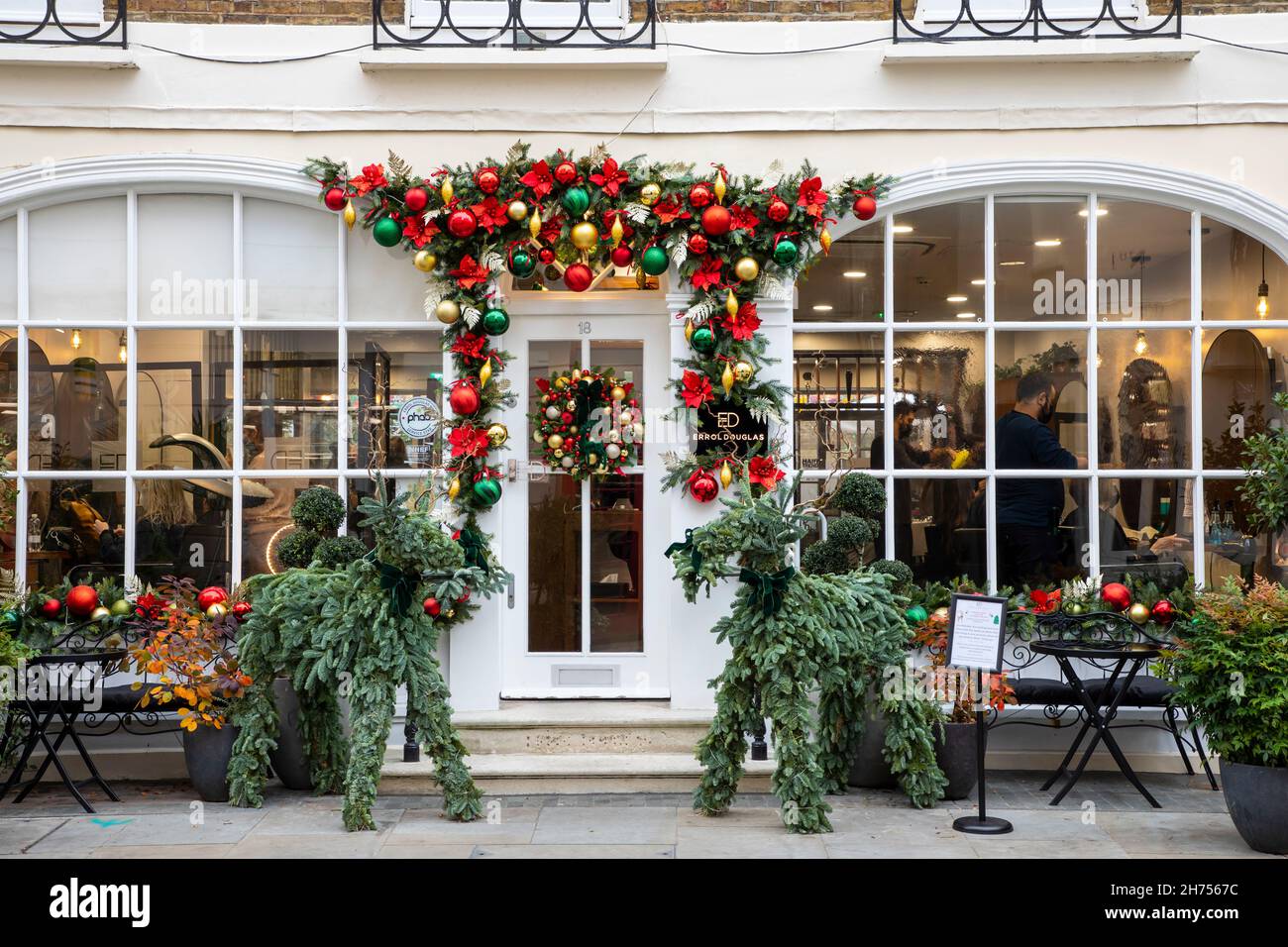 Londres, Royaume-Uni - 20 novembre 2021 : les boutiques sont décorées pour Noël dans un quartier élégant de Belgravia Banque D'Images