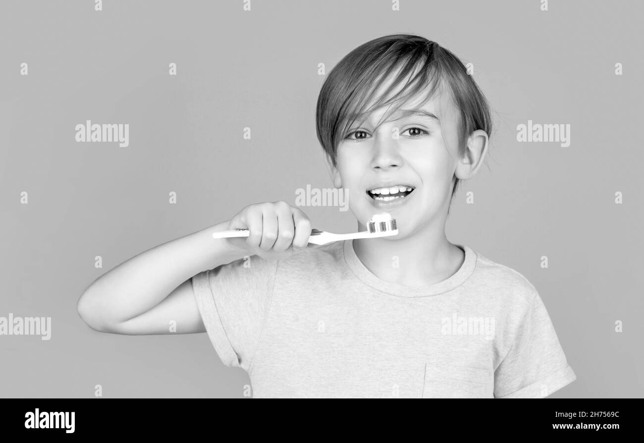 Un enfant joyeux montre des brosses à dents. Nettoyage des dents d'un petit garçon. Hygiène dentaire. Un petit enfant heureux se brossant les dents. Enfant garçon se brossant les dents. Garçon Banque D'Images