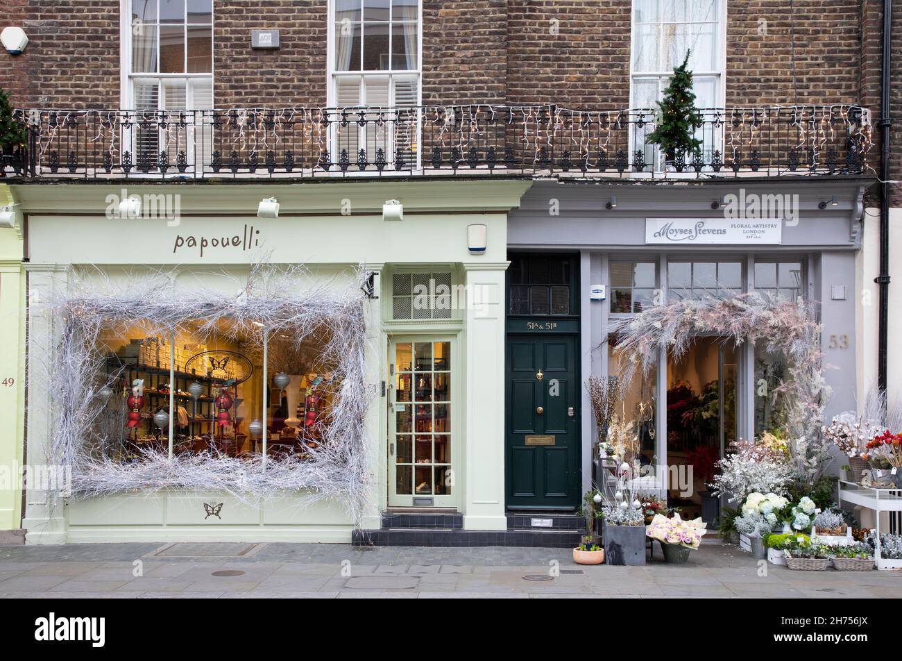 Londres, Royaume-Uni - 20 novembre 2021 : les boutiques sont décorées pour Noël dans un quartier élégant de Chelsea. Banque D'Images
