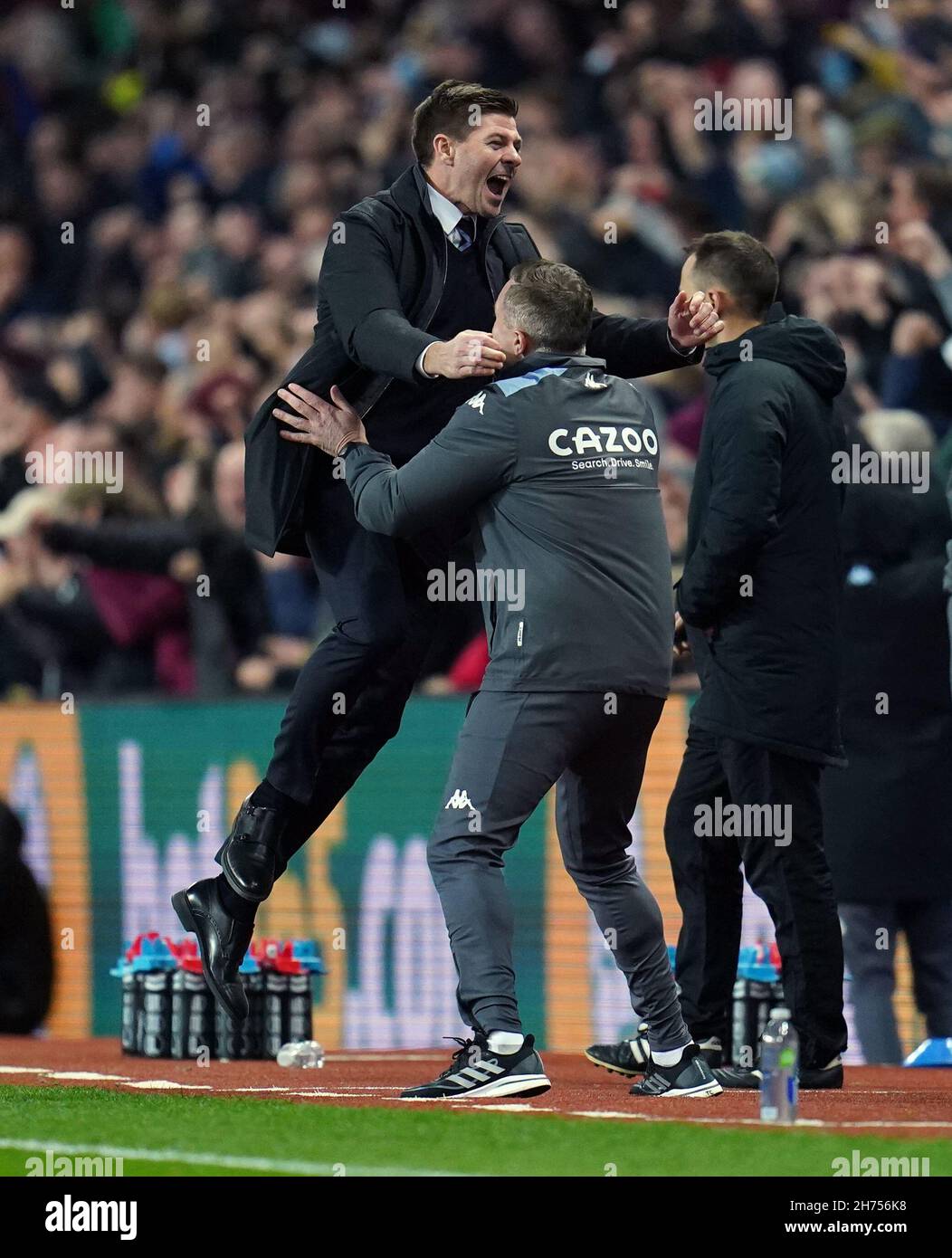 Steven Gerrard, directeur d'Aston Villa, célèbre le deuxième but marqué par Tyrone Mings d'Aston Villa lors du match de la Premier League à Villa Park, Birmingham.Date de la photo: Samedi 20 novembre 2021. Banque D'Images