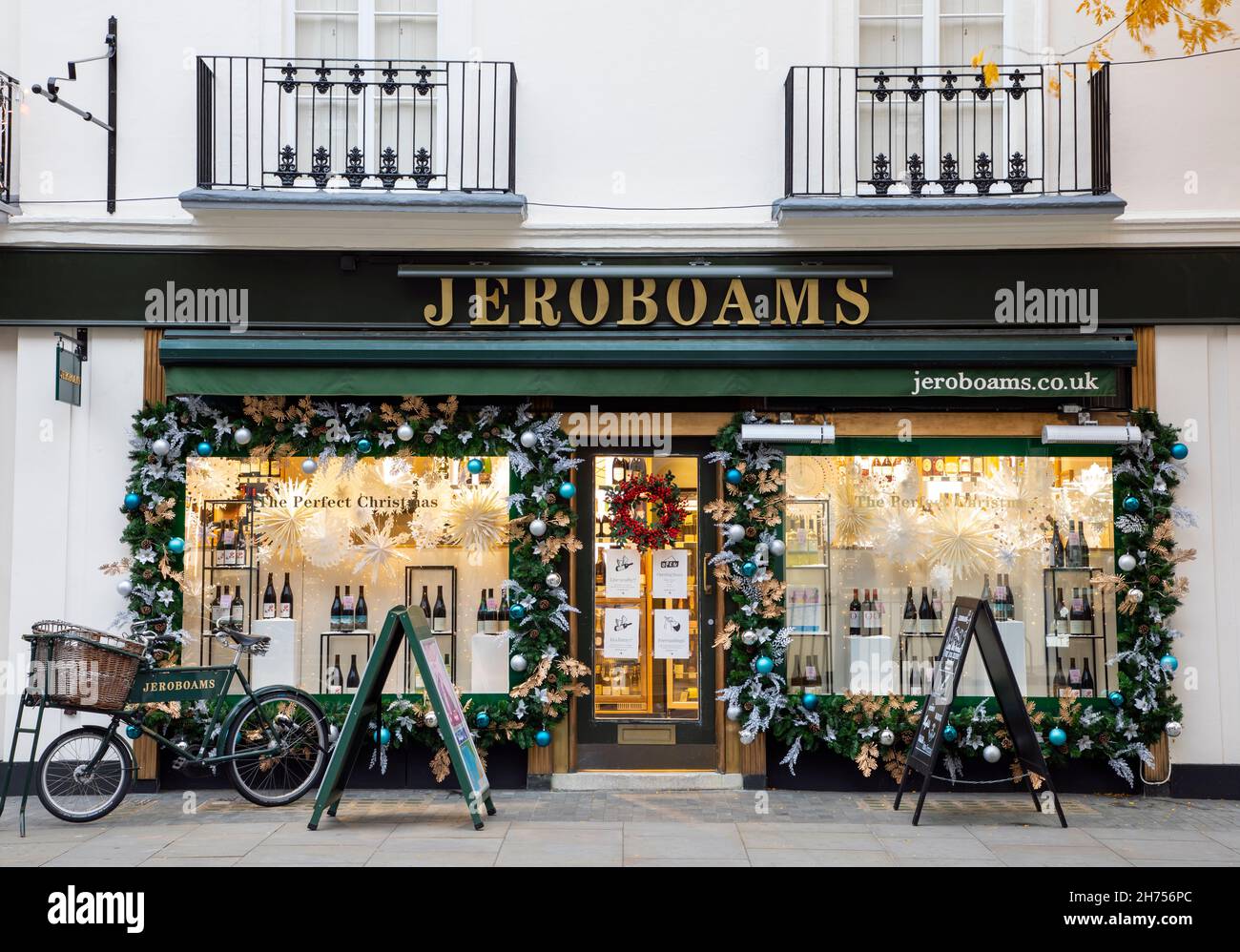 Londres, Royaume-Uni - 20 novembre 2021 : les boutiques sont décorées pour Noël dans un quartier élégant de Chelsea. Banque D'Images
