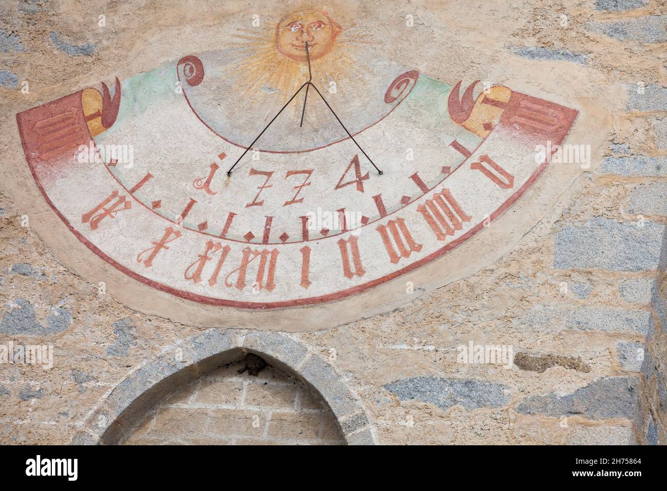 NAZ-SCIAVES, ITALIE - 13 OCTOBRE 2019 : l'horloge et le cadran solaire récemment restaurés sont peints à l'extérieur du clocher de l'église de la ville. Banque D'Images