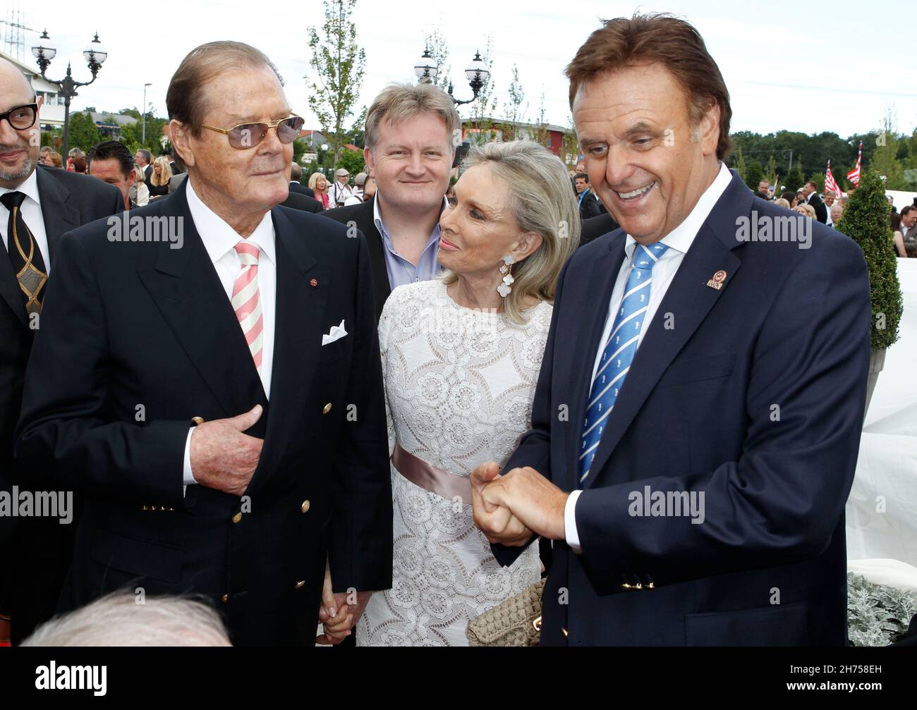 Rust, Allemagne - 12 juillet 2012 : ouverture de l'hôtel Bell Rock à Europa-Park à Rust avec l'acteur britannique Sir Roger Moore, la femme Kristina Tholstrup et le PDG d'Europa-Park Roland Mack.Europa, parc.Mandoga Media Banque D'Images