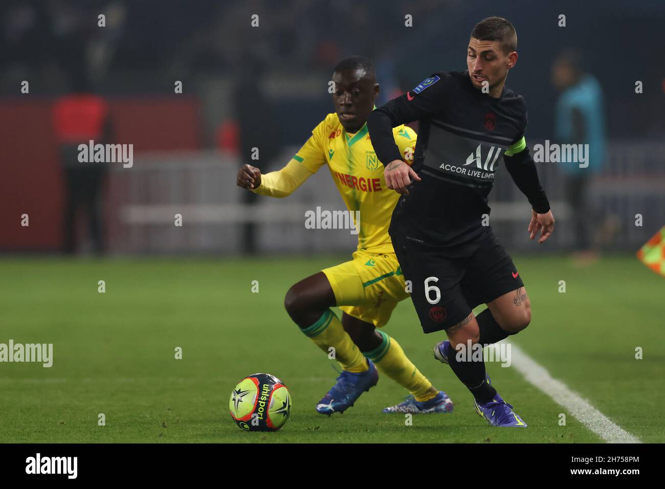 Paris, France, le 20 novembre 2021.Marco Verratti du PSG et Dennis Appiah du FC Nantes lors du match de la Ligue 1 au Parc des Princes, Paris.Le crédit photo devrait se lire: Jonathan Moscrop / Sportimage Banque D'Images